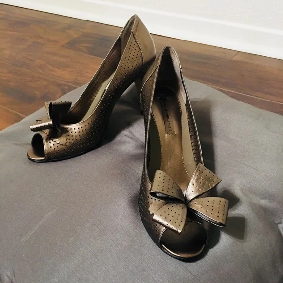 ✨4/$25✨ Metallic Brown Bandolino Heels - Size 7 - Picture 4 of 10